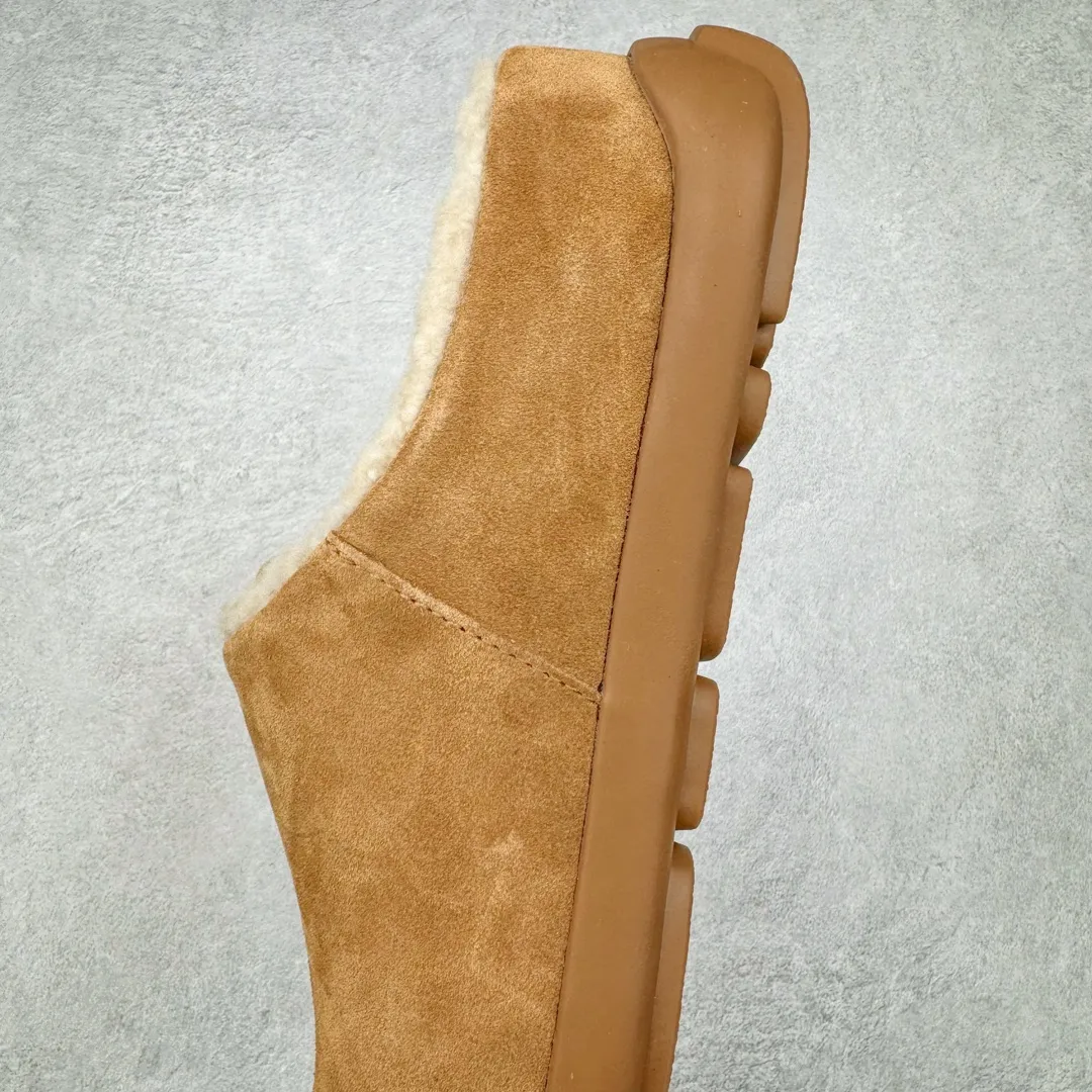 Pick up locally💰520 UGG 1688 Little Potato all-inclusive autumn and winter sheep fur integrated snow boots. All shoes are made from the same factory as ZP. Longfeng A-grade Australian imported sheep fur integrated brand OEM production line. Fully follow the ZP process. OEM original pattern maker adheres to the principle of no original shoes and no development selection. Pay attention to every detail. The most authentic version on the market TREADLITE "Light Wing" technology outsole Lightweight/durable/flexible/pile size: 35 36 37 38 39 40 Coding: by2936090